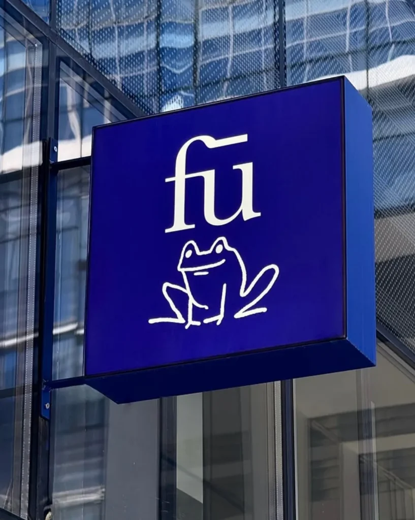 Logo FU Coffee amplasat pe clădire